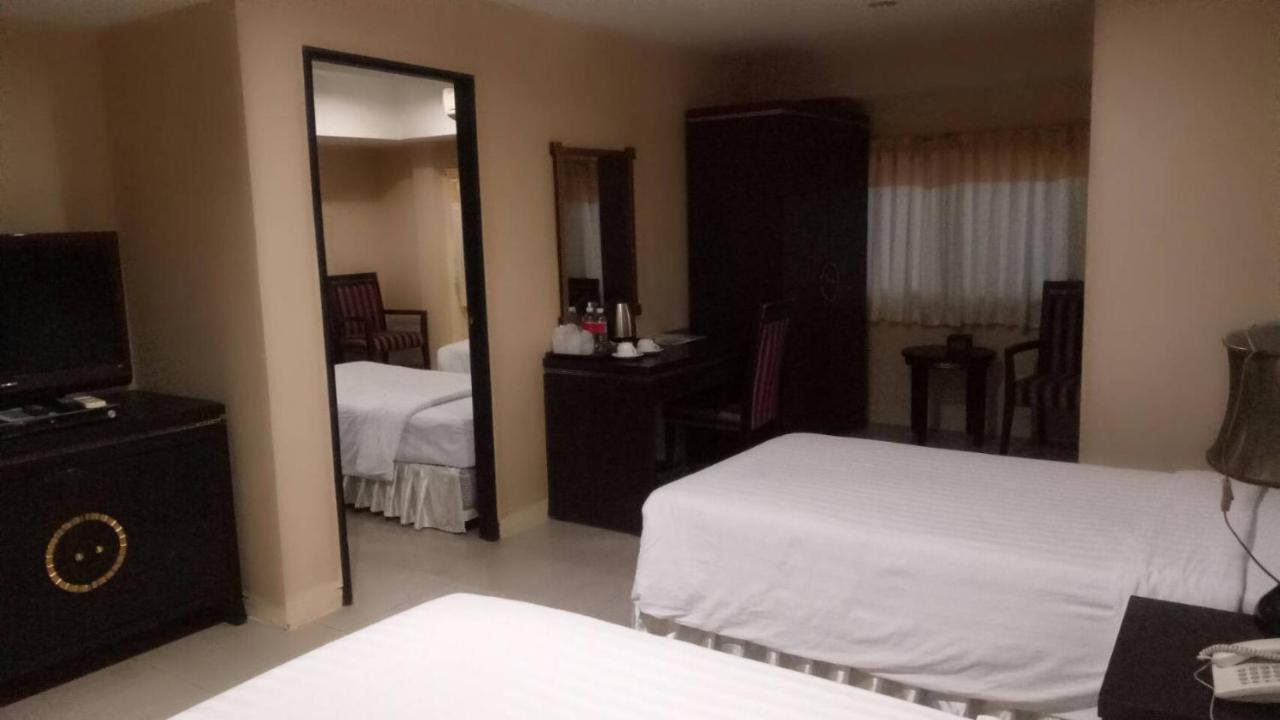 בנגקוק Lucky Palace Hotel מראה חיצוני תמונה